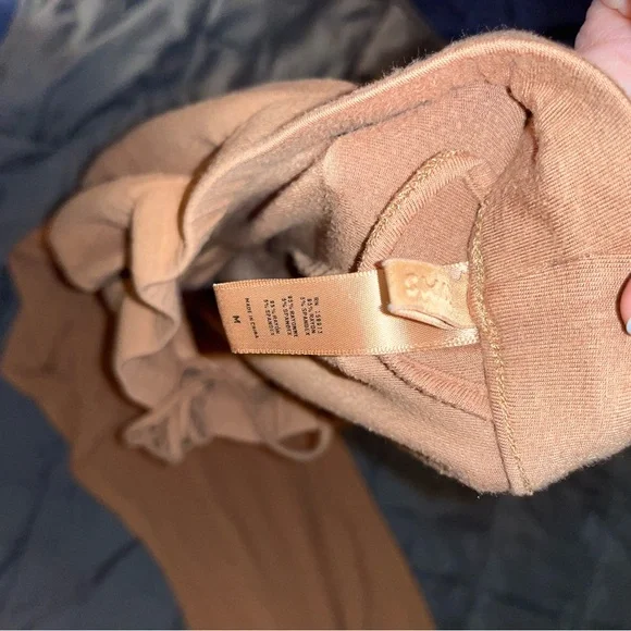 SKIMS Two-Piece Loungewear Set - Picture 5 of 5